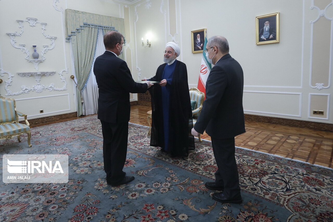 تصاویر: تقدیم استوارنامه سفرای جدید پنج کشور به رییس جمهور