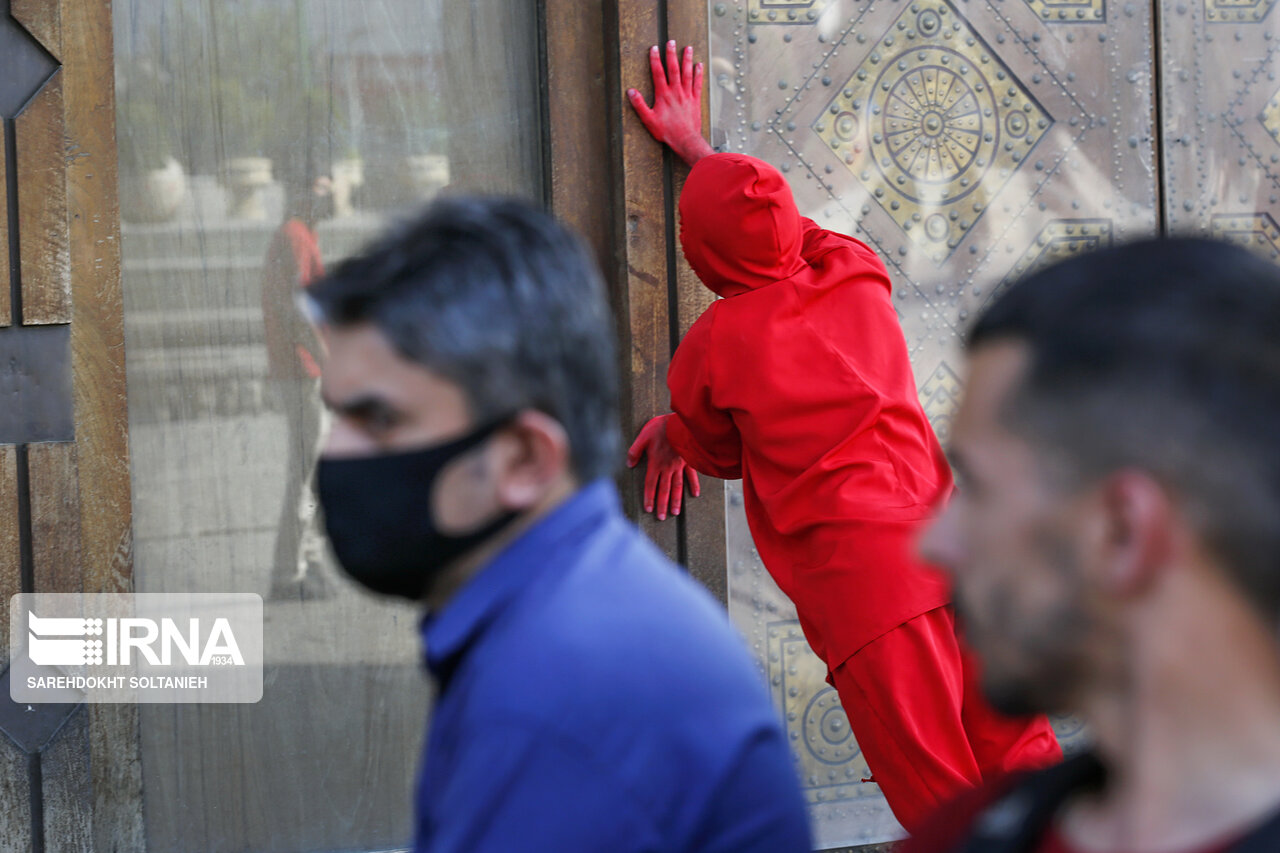 تصاویر: پرفورمنس جابجایی تئاتر شهر ، یک سانتی متر نزدیکتر
