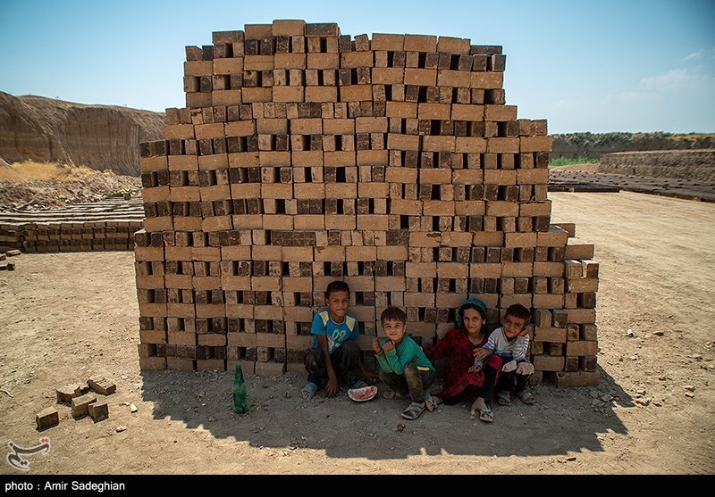 تصاویر: کوره های داغ آجرپزی در گرمای تابستان