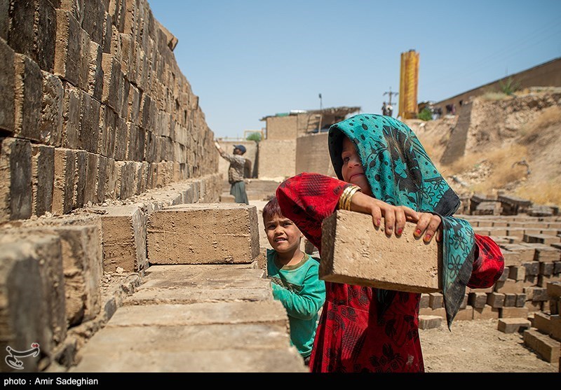 تصاویر: کوره های داغ آجرپزی در گرمای تابستان
