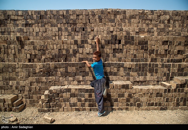 تصاویر: کوره های داغ آجرپزی در گرمای تابستان