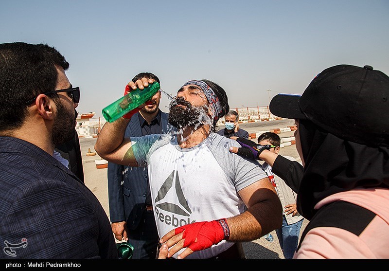 تصاویر: ثبت رکورد جهانی جابجایی کامیون با دندان توسط پوریا و فائزه سرلک