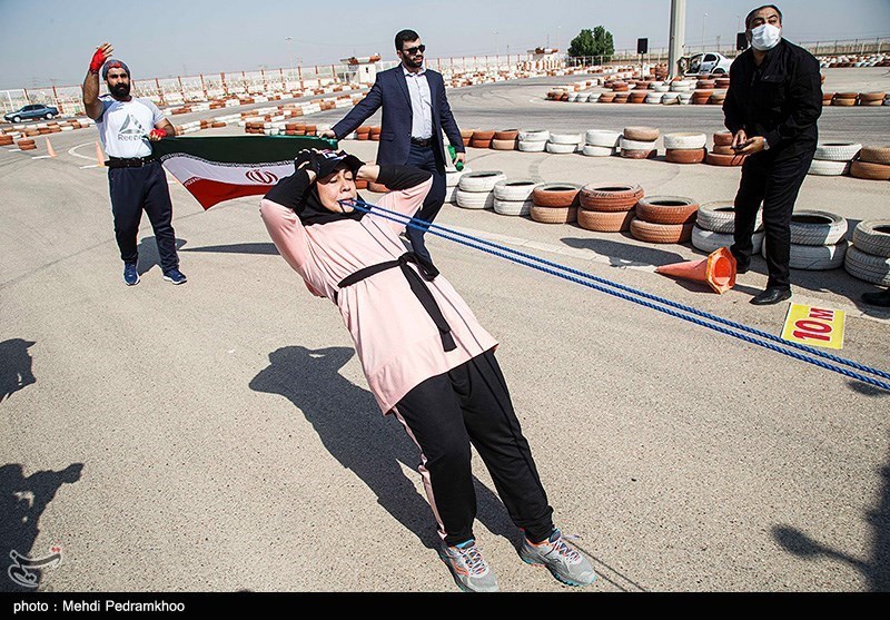تصاویر: ثبت رکورد جهانی جابجایی کامیون با دندان توسط پوریا و فائزه سرلک