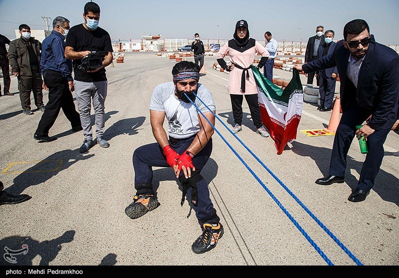 تصاویر: ثبت رکورد جهانی جابجایی کامیون با دندان توسط پوریا و فائزه سرلک