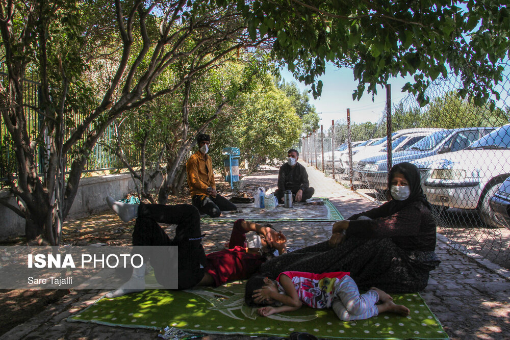 تصاویر: اسکان همراهان بیماران در اطراف بیمارستان&zwnj;های کرمان