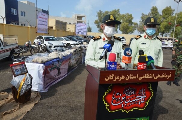 جانشین فرمانده ناجا: پلیس اجازه سواستفاده ازقانون ته لنجی را به قاچاقچیان کالا نمی دهد جانشین فرمانده ناجا: پلیس اجازه سواستفاده ازقانون ته لنجی را به قاچاقچیان کالا نمی دهد