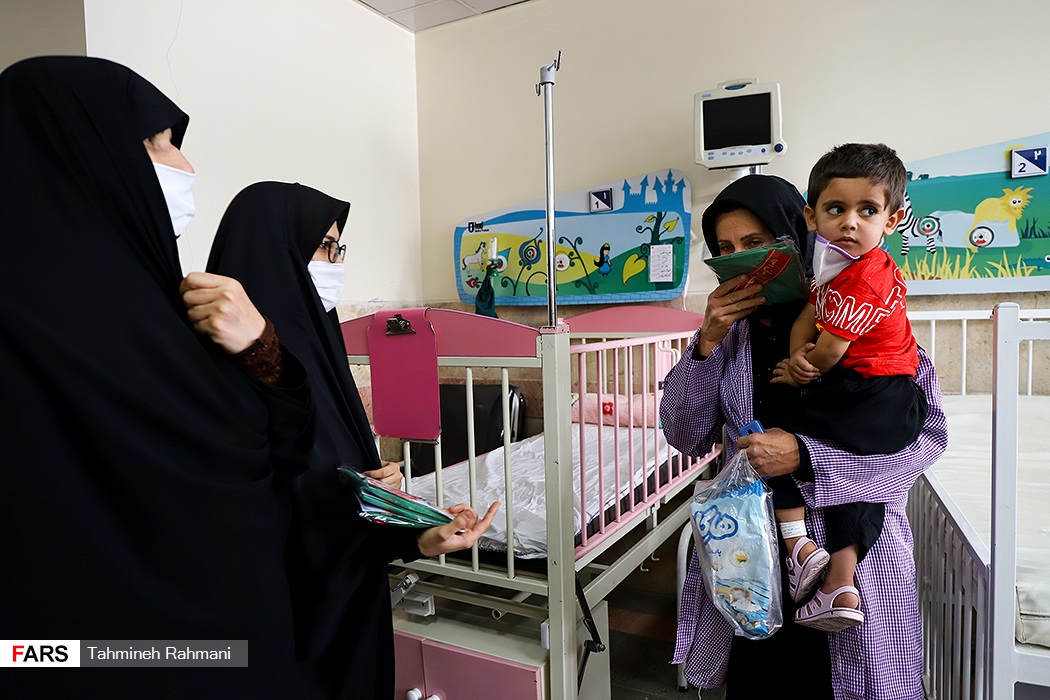 تصاویر: بازدید نماینده مجمع جهانی علی اصغر از کودکان بستری در بیمارستان مفید