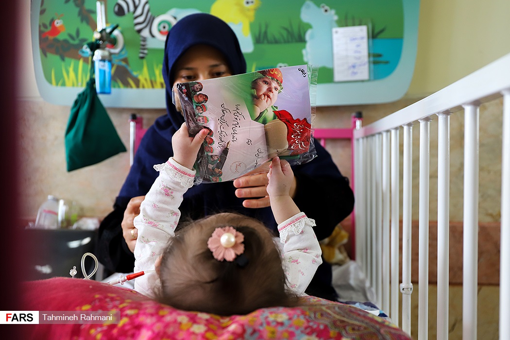 تصاویر: بازدید نماینده مجمع جهانی علی اصغر از کودکان بستری در بیمارستان مفید