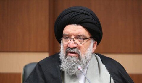 سید احمد خاتمی: نگفتم فضای مجازی سگ هار است؛ فضای مجازی که توسط آمریکا، انگلیس و سرویس&zwnj;های جاسوسی اداره می&zwnj;شود، سگ&nbsp;هار&nbsp;است / هیچ مرجع تقلیدی نیست که از فضای مجازی استفاده نکند، مقام معظم&nbsp;رهبری&nbsp;نیز فضای مجازی دارند