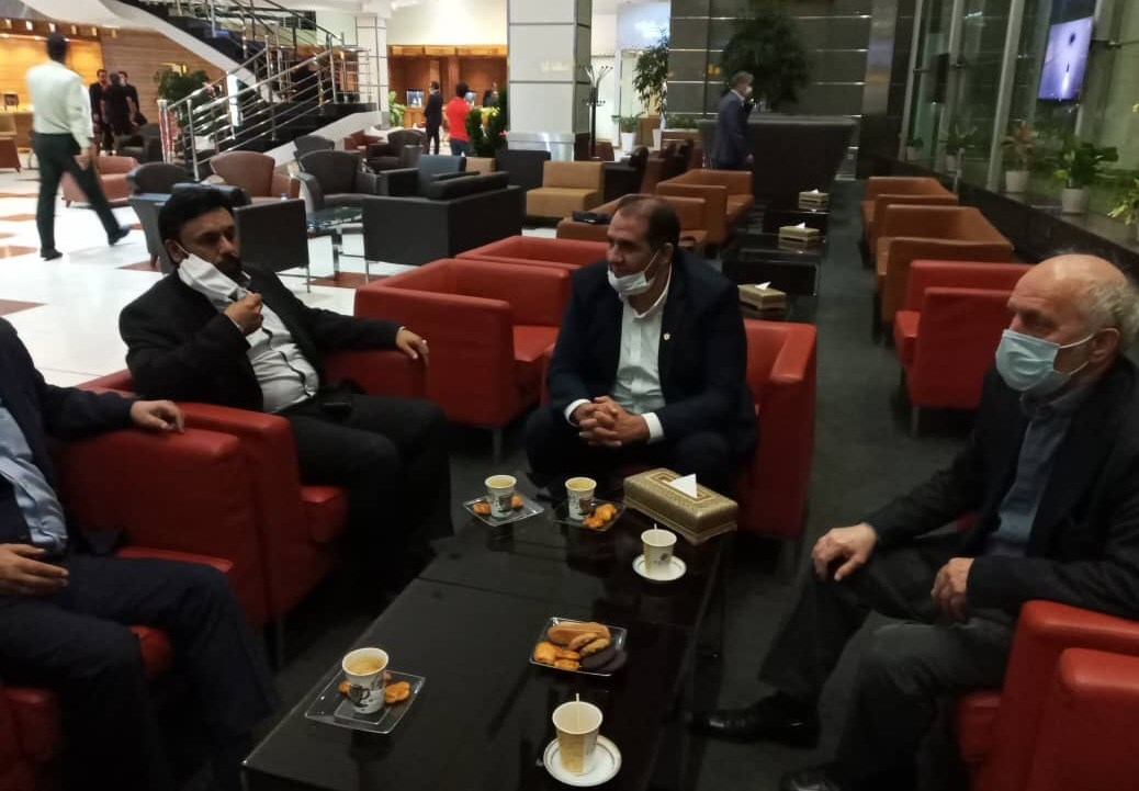 حضور پروین، علینژاد و رسولپناه در فرودگاه برای استقبال از پرسپولیسیها/ خانواده آلکثیر با ماشین گلزده آمد حضور پروین، علینژاد و رسولپناه در فرودگاه برای استقبال از پرسپولیسیها/ خانواده آلکثیر با ماشین گلزده آمد
