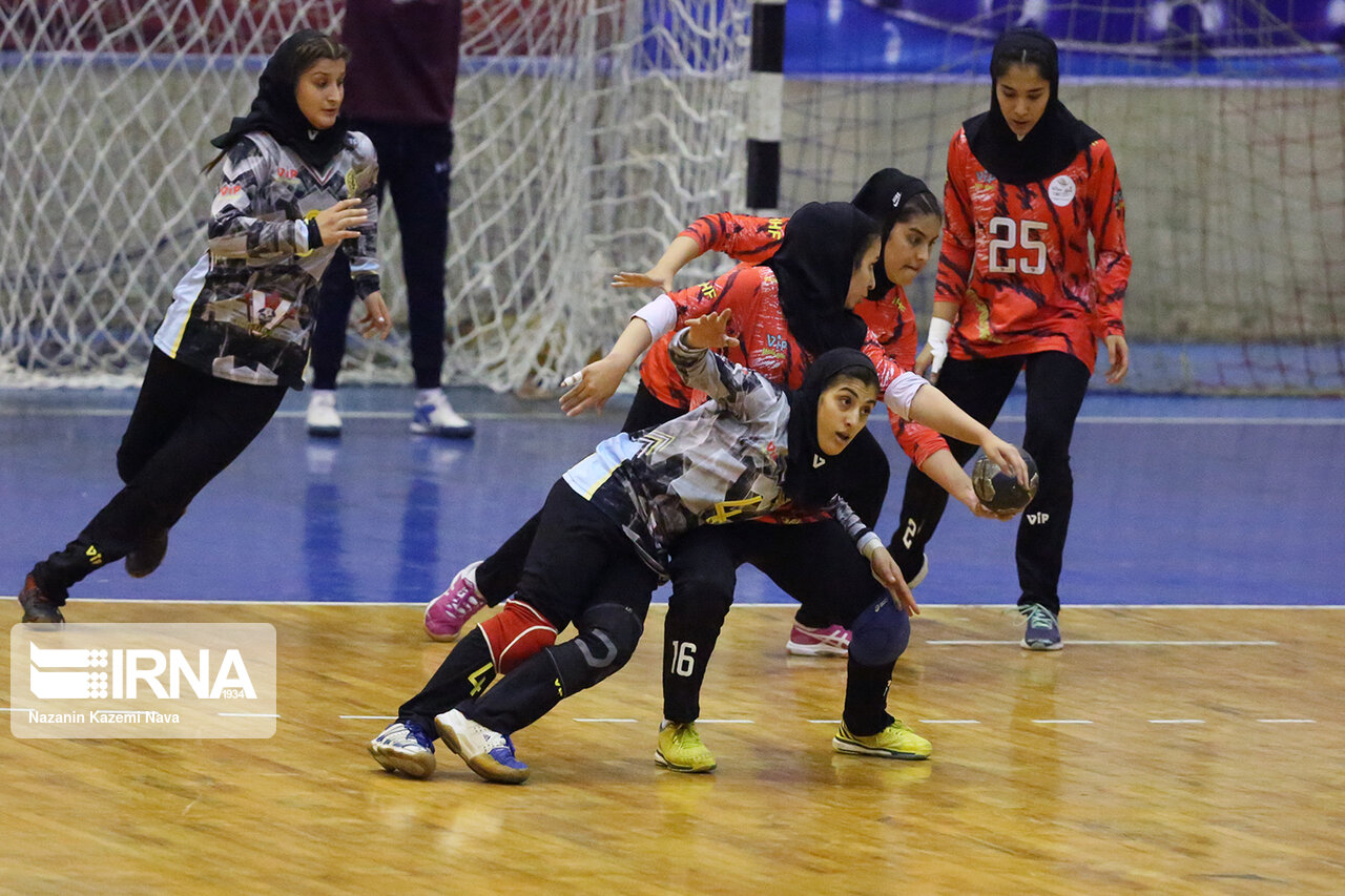 تصاویر: دیدار تیم های هندبال پرسپولیس بهبهان و کربنات فیروزآباد