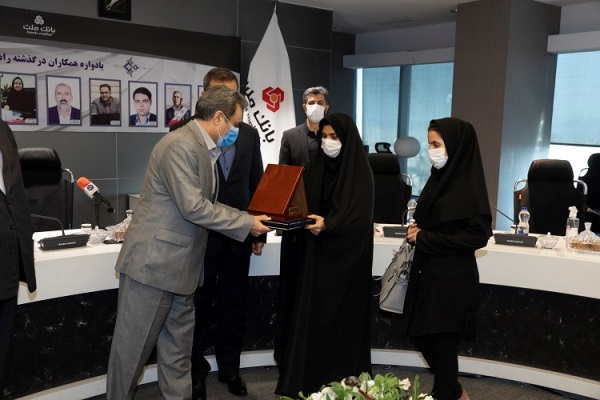 از سوی مدیرعامل بانک ملت صورت گرفت؛ اهدای نشان زرین افتخار به کارکنان درگذشته راه خدمت از سوی مدیرعامل بانک ملت صورت گرفت؛ اهدای نشان زرین افتخار به کارکنان درگذشته راه خدمت