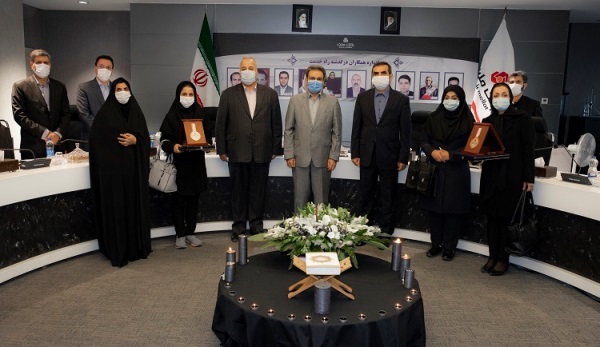 از سوی مدیرعامل بانک ملت صورت گرفت؛ اهدای نشان زرین افتخار به کارکنان درگذشته راه خدمت از سوی مدیرعامل بانک ملت صورت گرفت؛ اهدای نشان زرین افتخار به کارکنان درگذشته راه خدمت