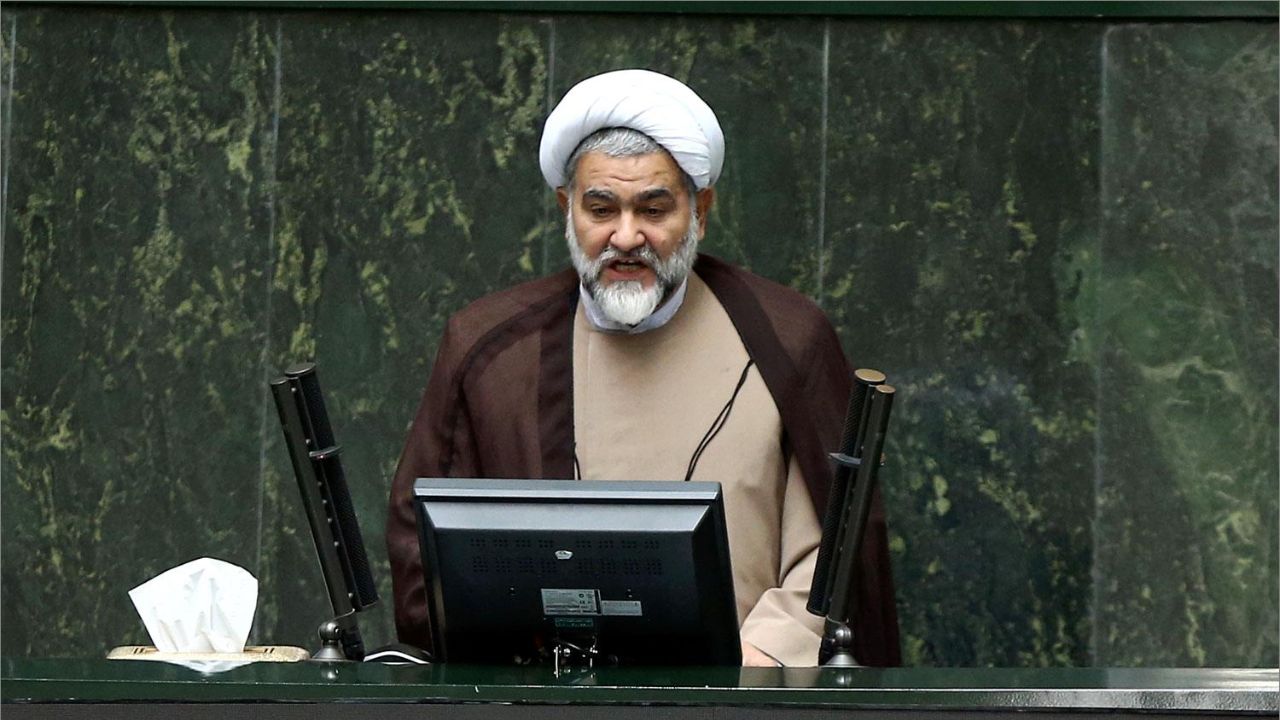 نماینده مجلس:  رابطه ریال با دلار را قطع کنید؛  تا کی می‌خواهید ما را زیر بار استعمار آمریکا قرار دهید؟  / چون عربستان مزدور و گاوشیرده آمریکایی‌هاست، در آنجا دلار ارزان است / وقتی ریال با دلار رابطه دارد، یعنی اجازه می‌دهد که آمریکا به پشتوانه طلای ما اوراقی را به عنوان دلار چاپ کند