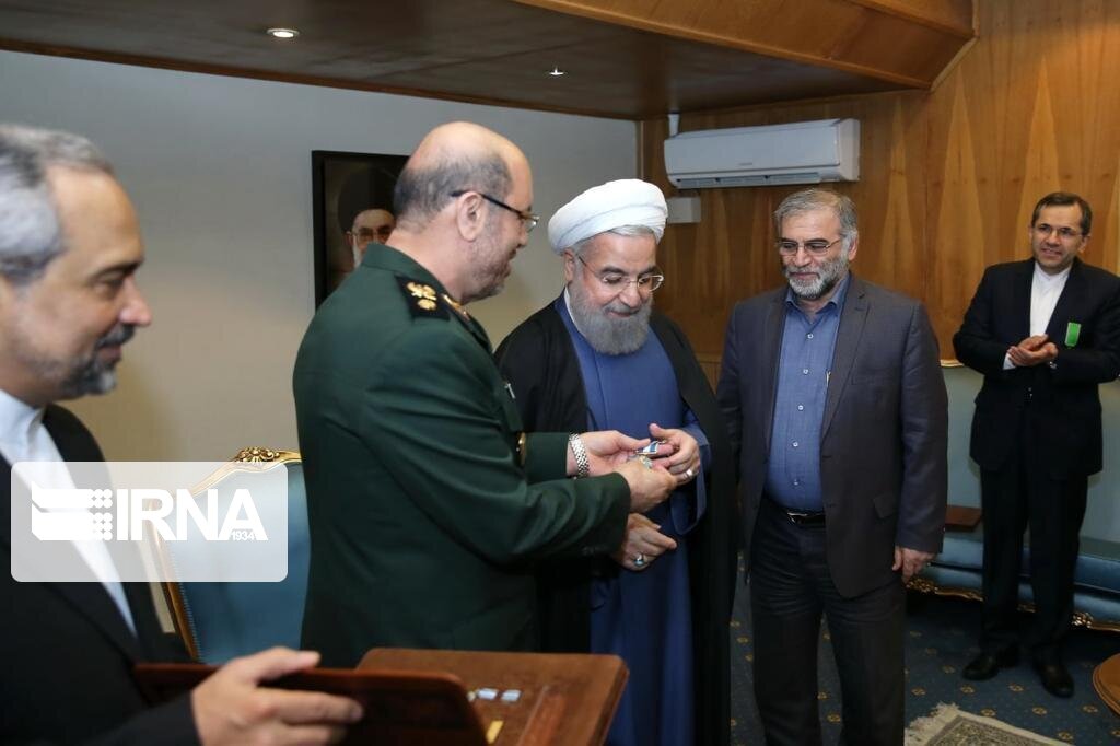 تصویر / اعطای نشان خدمت به شهید فخری زاده
