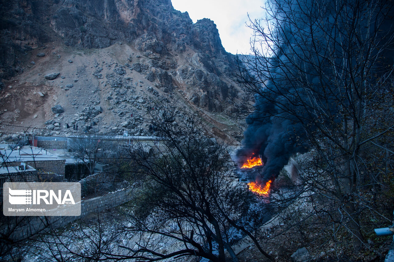 تصاویر: آتش&zwnj;سوزی ناشی از شکستگی لوله نفت در اردل شهرکرد
