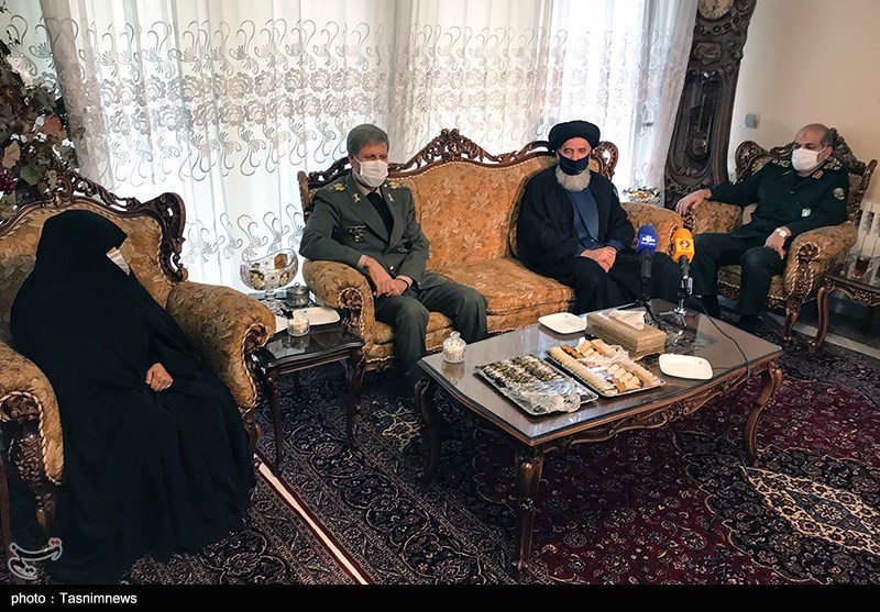تصاویر: حضور وزیر دفاع در منزل شهید فخری زاده