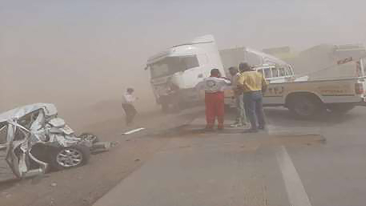 امداد رسانی به حادثه دیدگان طوفان در محور عقدا به نایین امداد رسانی به حادثه دیدگان طوفان در محور عقدا به نایین