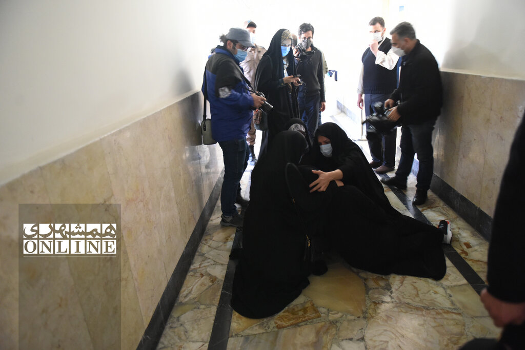 تصاویر:  بازماندگان قربانیان در دادگاه پرونده تروریستی حبیب اسیود / گریه&zwnj;های ناتمام در راهروهای دادگاه