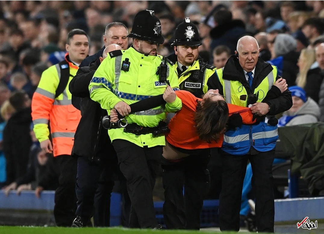 معترض محیط زیستی خود را به تیرک دروازه بست!