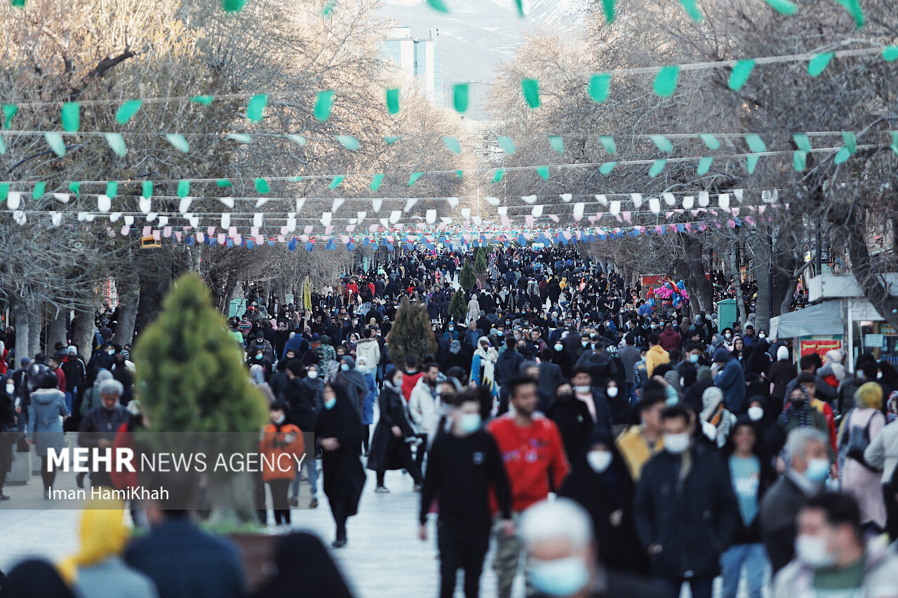 تصاویر: حال و هوای بازار شب عید در همدان