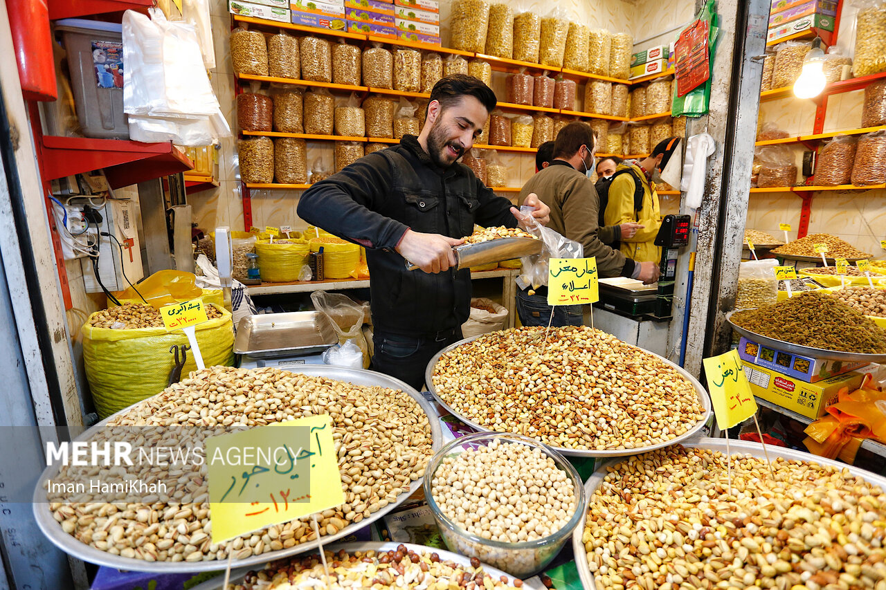 تصاویر: حال و هوای بازار شب عید در همدان