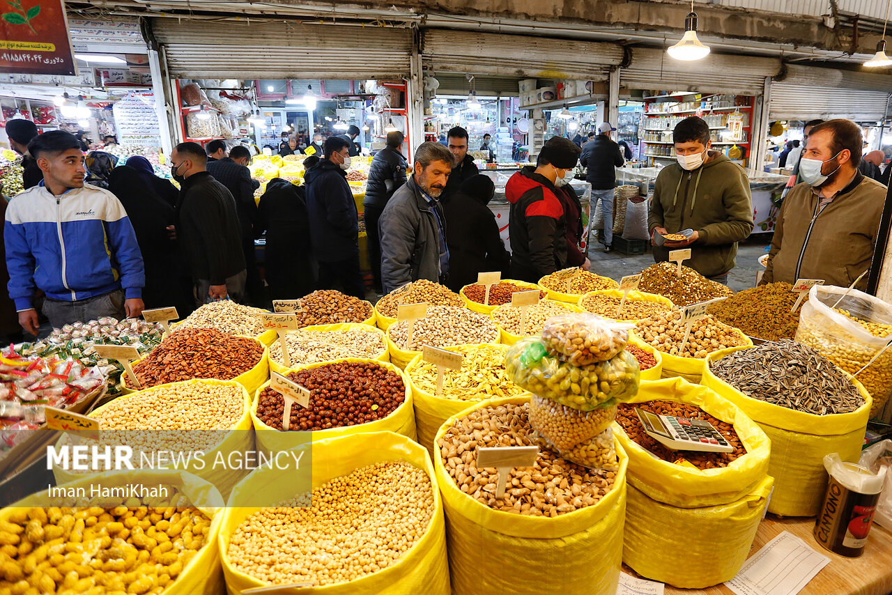 تصاویر: حال و هوای بازار شب عید در همدان