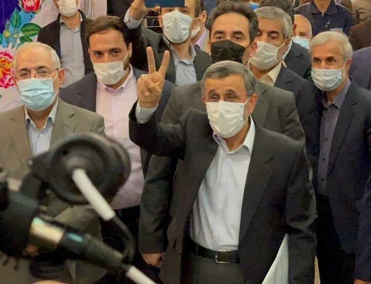 احمدی&zwnj;نژاد در انتخابات ریاست جمهوری ۱۴۰۰ ثبت نام کرد / درگیری همراهان احمدی نژاد با مسئولان حراست / احمدی نژاد: انتخابات پرشور به یک طبل توخالی تبدیل شده؛ اسم آن را هم انقلابی&zwnj;گری گذاشته&zwnj;اند