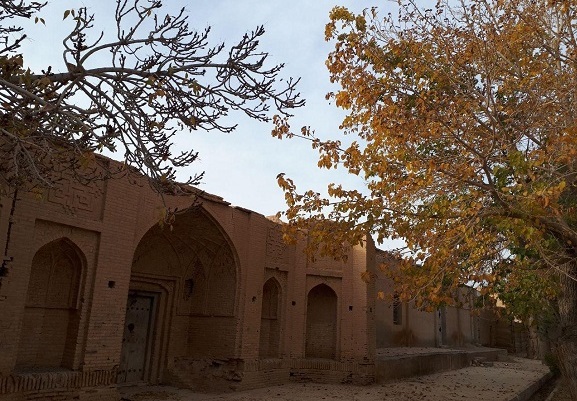 ده &laquo;امیرآباد&raquo; که منزل است پیدا بود، قلعه خوبی داشت