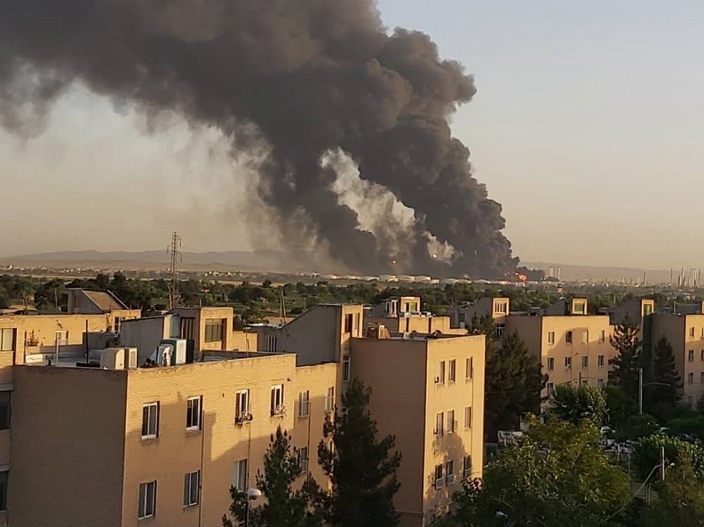 آتش&zwnj;سوزی عظیم در پالایشگاه شهید تندگویان تهران  / مدیرکل بحران تهران: فعلا تلفاتی گزارش نشده