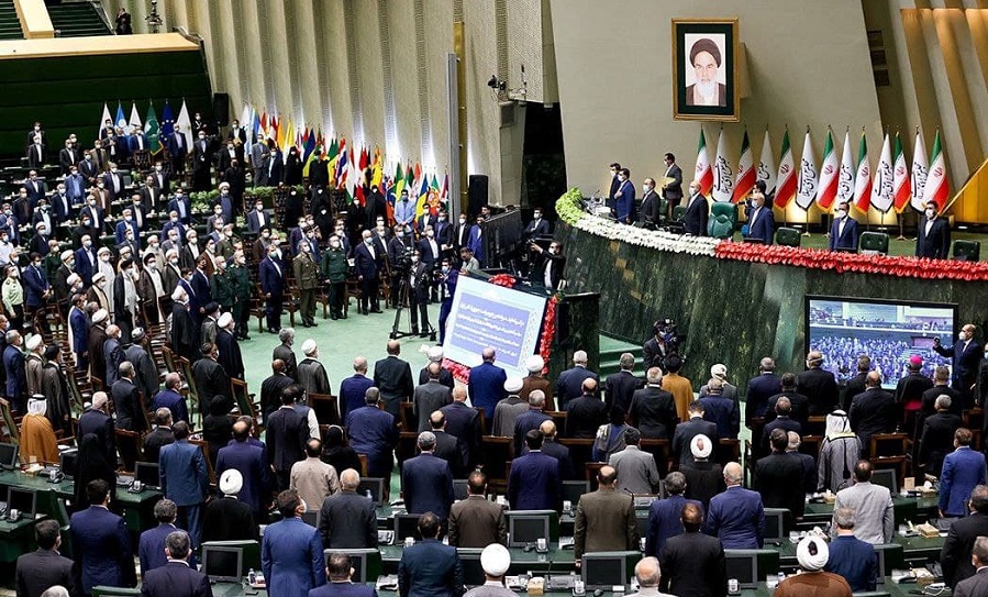 آغاز رسمی مراسم تحلیف سیزدهمین دوره&zwnj; ریاست جمهوری ایران / غیبت آملی لاریجانی و علی لاریجانی در مراسم
