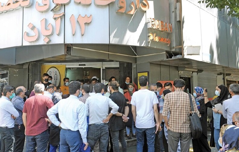 صف&zwnj;های طولانی در داروخانه&zwnj;های بزرگ تهران / داروی ۸۰۰ هزار تومانی بالای ۱۵ میلیون تومان &zwnj;فروخته می&zwnj;شود