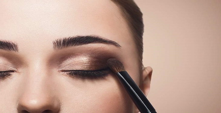 باید و نبایدهای آرایش چشم برای پلک افتاده باید و نبایدهای آرایش چشم برای پلک افتاده