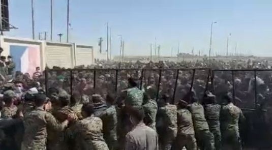 ویدیو / هم اکنون مرز شلمچه؛ تلاش انبوه زائران برای عبور از مرز به هر نحو ممکن ویدیو / هم اکنون مرز شلمچه؛ تلاش انبوه زائران برای عبور از مرز به هر نحو ممکن