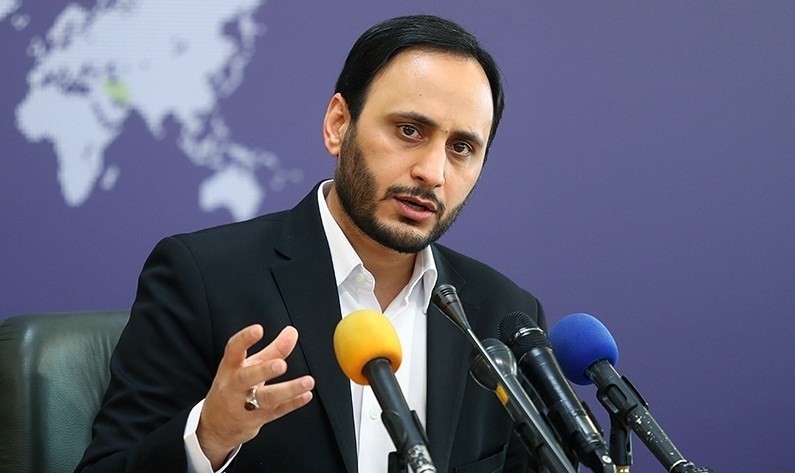 سخنگوی دولت: قرار است در کیش و قشم، سهمیه بنزین به جای خودروها به افراد داده شود، البته به صورت آزمایشی / از نامه محسن رضایی سو برداشت شده / خبرسازی&zwnj;ها پیرامون افزایش قیمت بنزین صحت ندارد