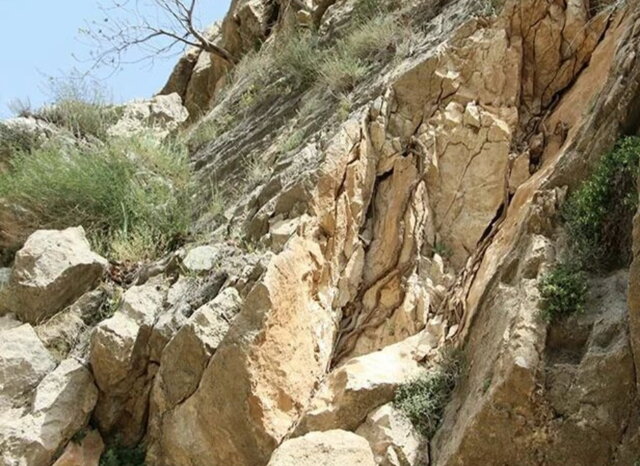 تعرض به سنگنگاره ساسانی به خاطر گنج تعرض به سنگنگاره ساسانی به خاطر گنج