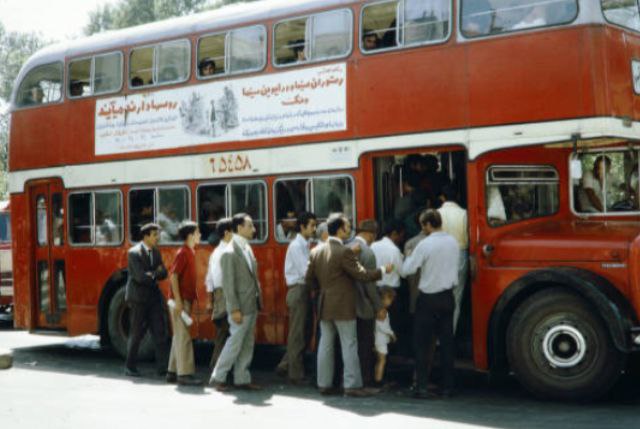 روزی که نخستین اتوبوس دوطبقه به تهران آمد / این اتوبوس پیش از ورود به تهران، با تصاویر آثار تاریخی ایران روی بدنه اش، در لندن و پاریش به گردش درآمد / مونتاژ اتوبوس ها به دست کارگران شرکت واحد روزی که نخستین اتوبوس دوطبقه به تهران آمد / این اتوبوس پیش از ورود به تهران، با تصاویر آثار تاریخی ایران روی بدنه اش، در لندن و پاریش به گردش درآمد / مونتاژ اتوبوس ها به دست کارگران شرکت واحد
