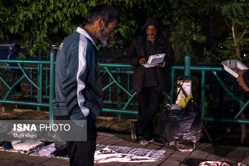 تصاویر: توزیع غذای گرم بین کارتن&zwnj; خوابها