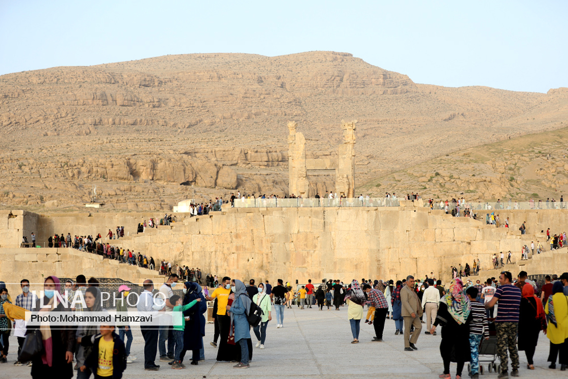 تصاویر: بازدید هزاران مسافر نوروزی از تخت جمشید