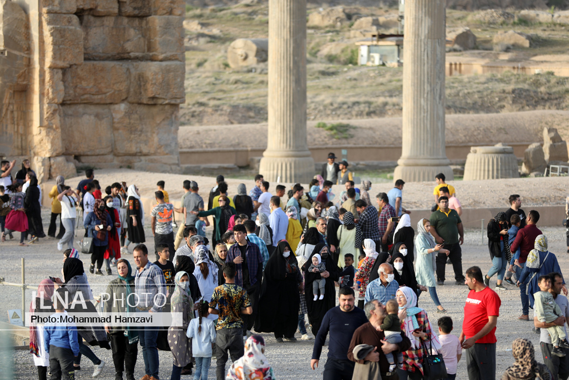تصاویر: بازدید هزاران مسافر نوروزی از تخت جمشید