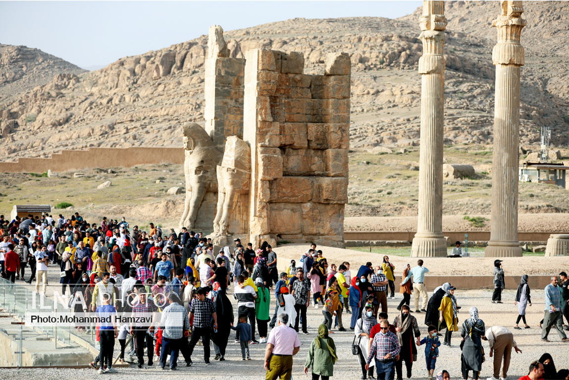 تصاویر: بازدید هزاران مسافر نوروزی از تخت جمشید