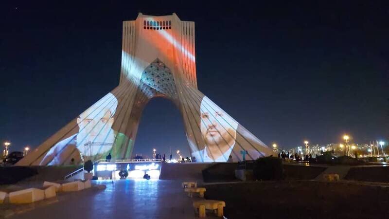 تصاویر: نورپردازی برج آزادی با پرچم یمن و تصویری از رهبران انصارالله تصاویر: نورپردازی برج آزادی با پرچم یمن و تصویری از رهبران انصارالله