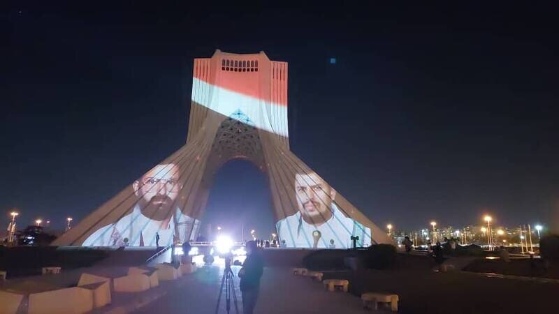 تصاویر: نورپردازی برج آزادی با پرچم یمن و تصویری از رهبران انصارالله تصاویر: نورپردازی برج آزادی با پرچم یمن و تصویری از رهبران انصارالله