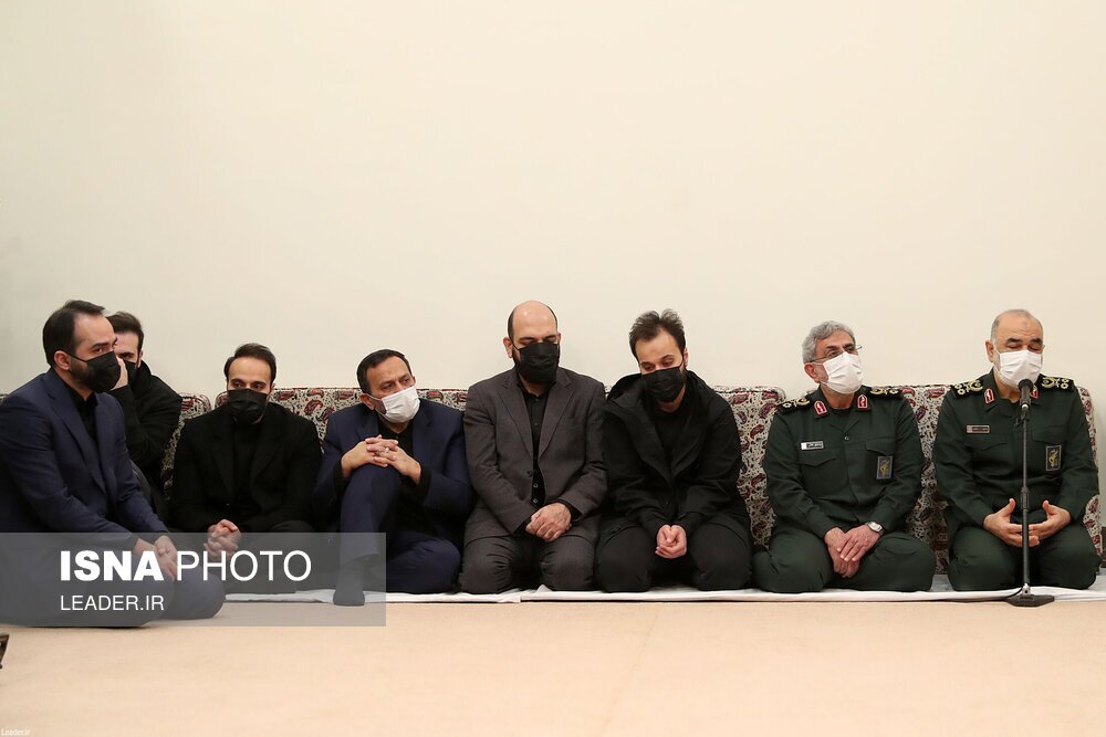 تصاویر: دیدار خانواده و اعضای ستاد بزرگداشت سردار سلیمانی با مقام معظم رهبری