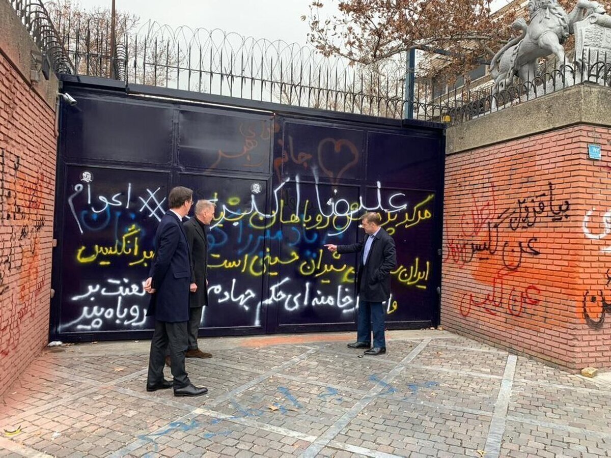 عکس / بازدید سفرای انگلیس، فرانسه، آلمان از شعارنویسی بر روی دیوار سفارت انگلیس در تهران عکس / بازدید سفرای انگلیس، فرانسه، آلمان از شعارنویسی بر روی دیوار سفارت انگلیس در تهران