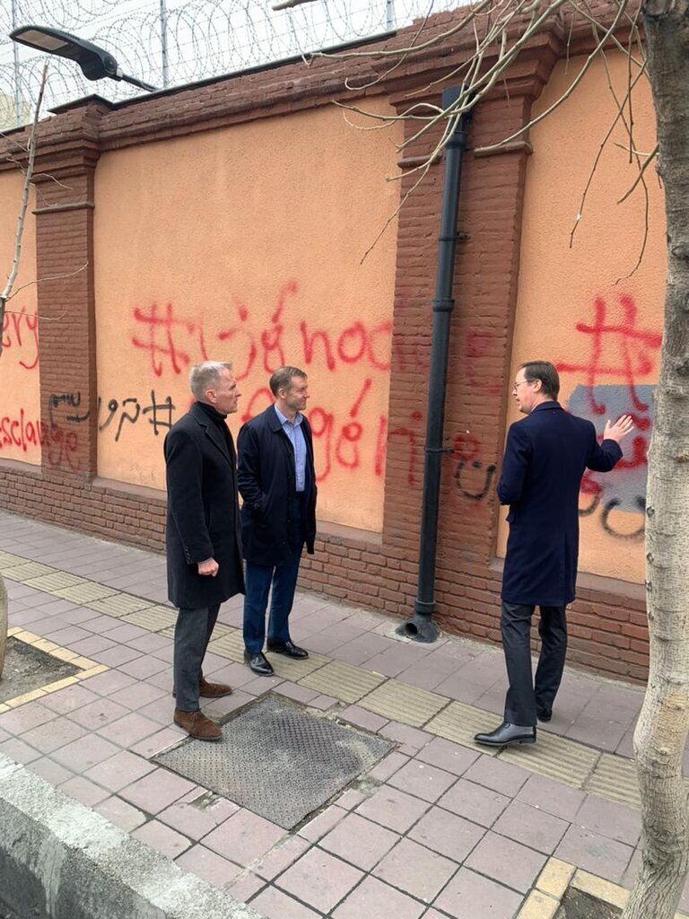 عکس / بازدید سفرای انگلیس، فرانسه، آلمان از شعارنویسی بر روی دیوار سفارت انگلیس در تهران عکس / بازدید سفرای انگلیس، فرانسه، آلمان از شعارنویسی بر روی دیوار سفارت انگلیس در تهران