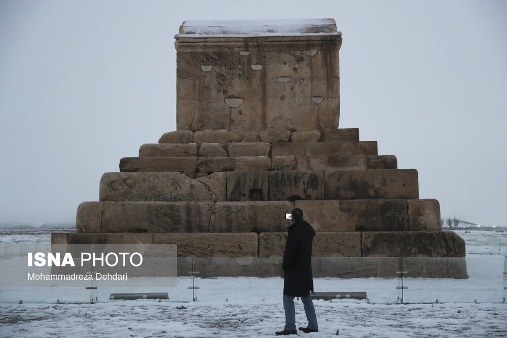 تصاویر: بارش برف در مجموعه پاسارگاد