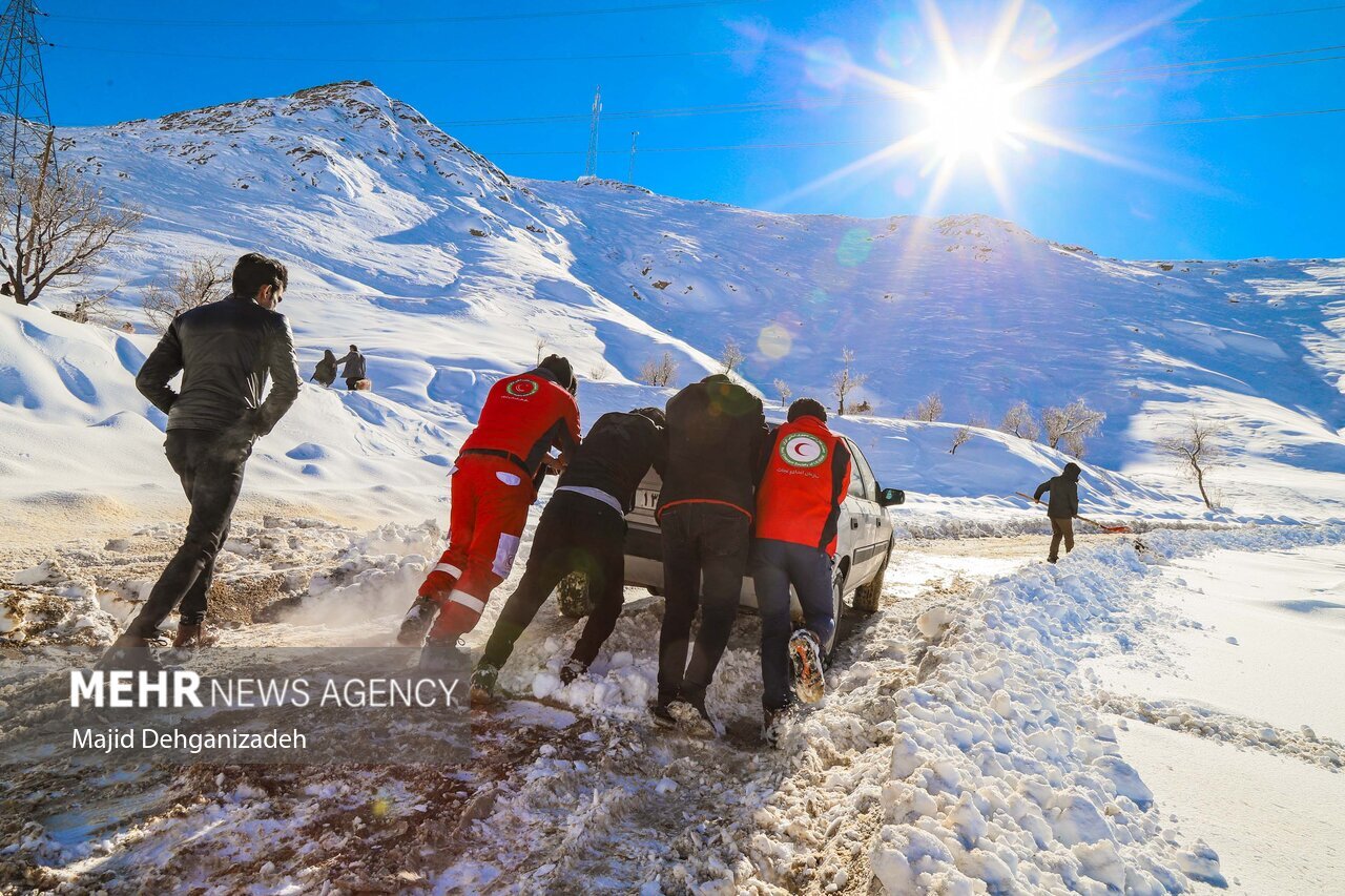 تصاویر: امدادرسانی به خودروهای گرفتار در برف - یزد