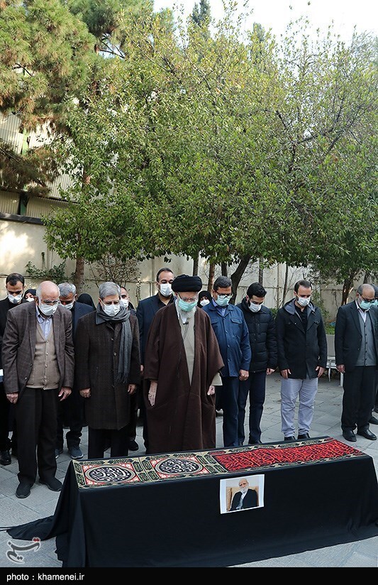تصاویر: اقامه نماز مقام معظم رهبری بر پیکر مرحوم عباس شیبانی
