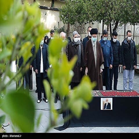 تصاویر: اقامه نماز مقام معظم رهبری بر پیکر مرحوم عباس شیبانی